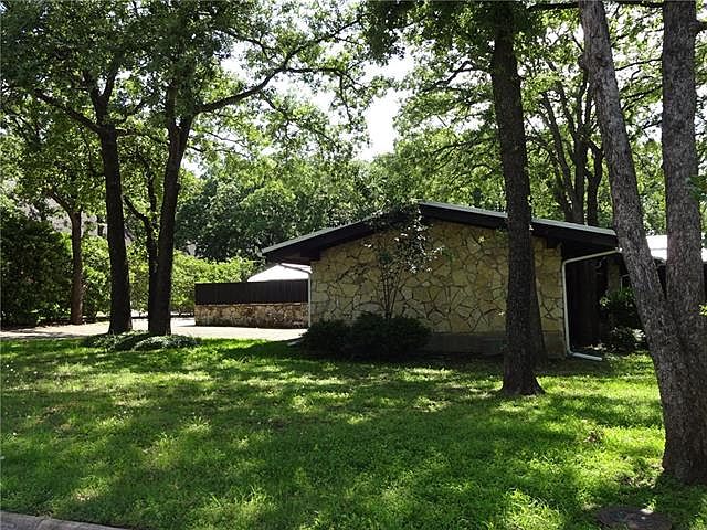 1st image of 2104 Hollyhill Ln