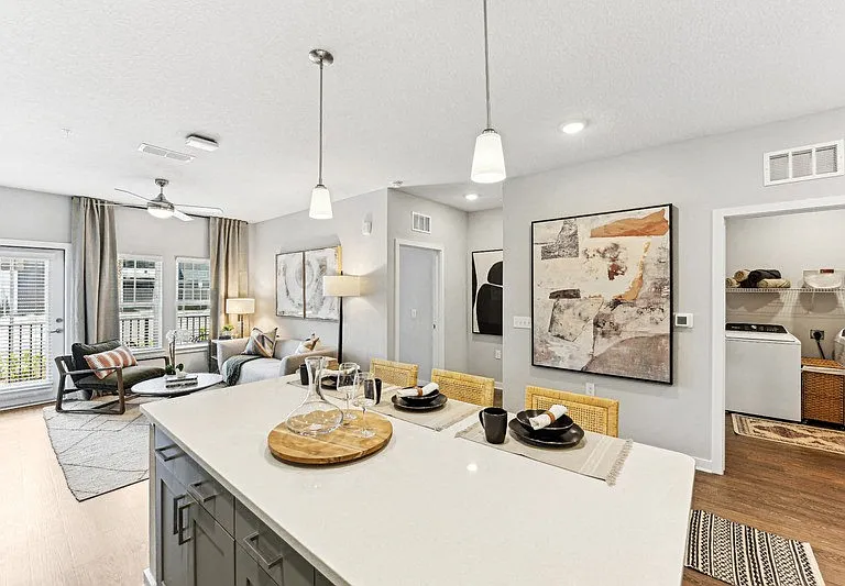 District West — Photo 5