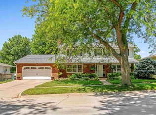 927 Southlawn Dr, Iowa City, IA 52245