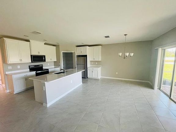 4th image of 2956 Royal Gardens Ave