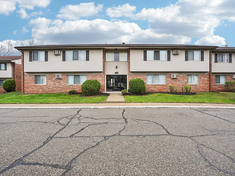 Hillcrest Club Apartments — Photo 68