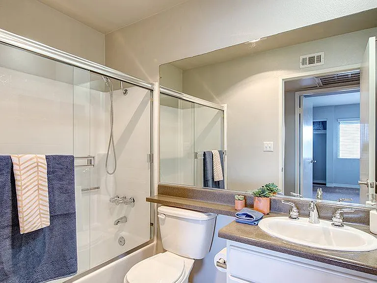 Vue at Laurel Canyon — Photo 12