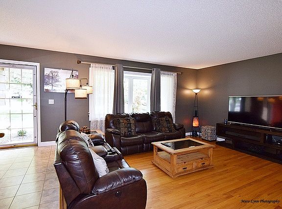 3rd image of 22W205 Hackberry Dr
