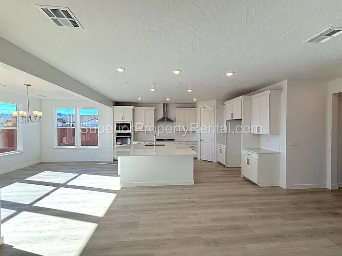 3 bed, 2.5 bath, 2217 sqft, $2,850 — Photo 4