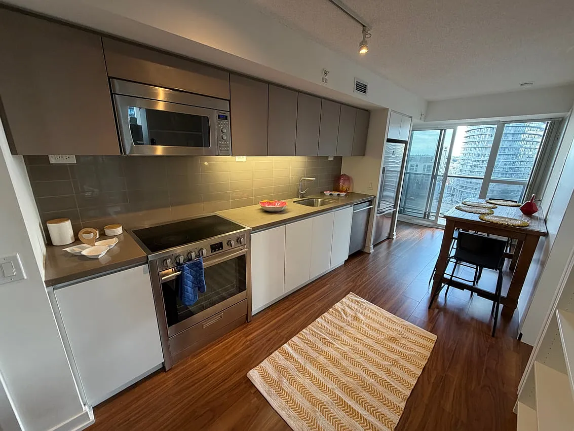 Deluxe Room - Queens Wharf Rd & Fort York Blvd — Photo 4