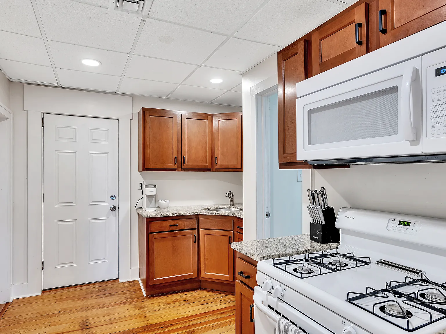 3 bed, 1000 sqft, $2,450 — Photo 3