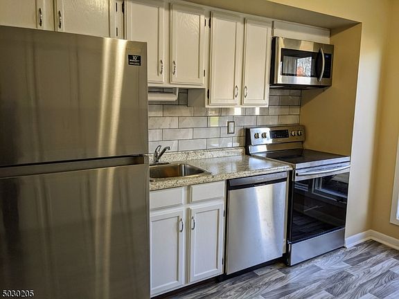 2nd image of 401 Mohegan Cir #401