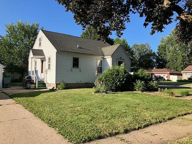 1st image of 825 9th Ave NE