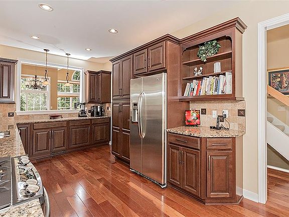 4th image of 424 E Glengary Cir