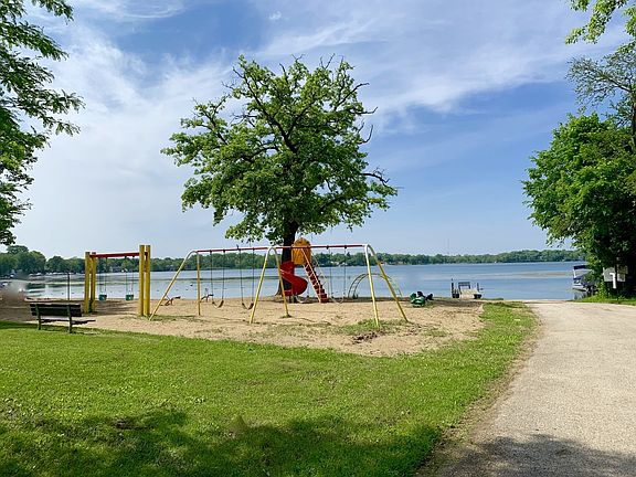 3rd image of 402 E Lake Shore Dr