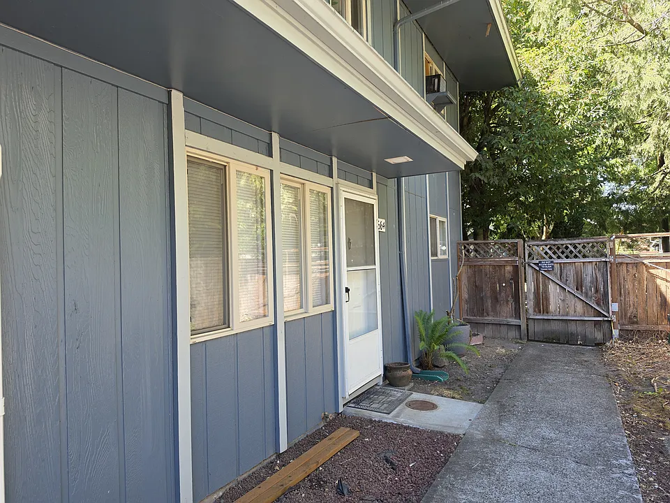 664 Thompson Ave NE #664
