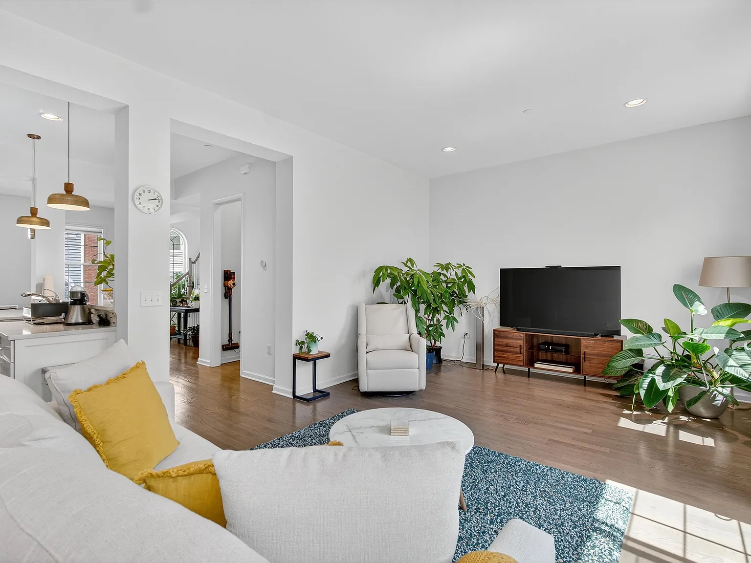 4 bed, 3.5 bath, 2258 sqft, $4,900 — Photo 3