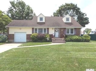 9 Lynn Pl, Bethpage, NY 11714