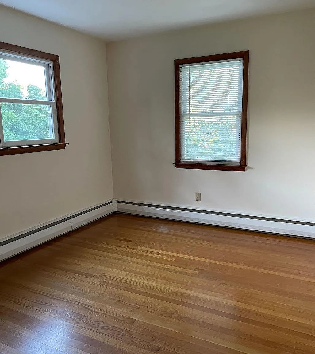 3 bed, 1000 sqft, $2,500 — Photo 2