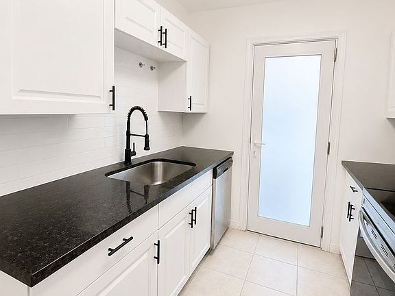 4th image of 500 E Country Club Cir #4