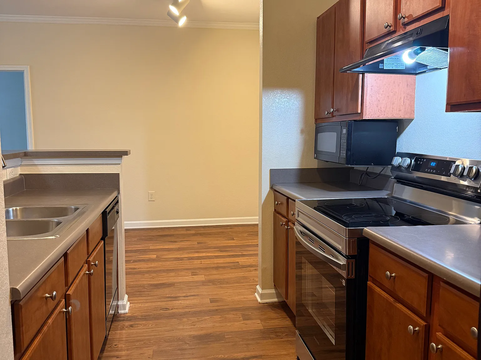 2 bed, 2.0 bath, 1049 sqft, $1,550 — Photo 3