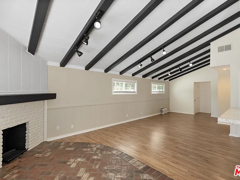 5541 Fallbrook Ave — Photo 16