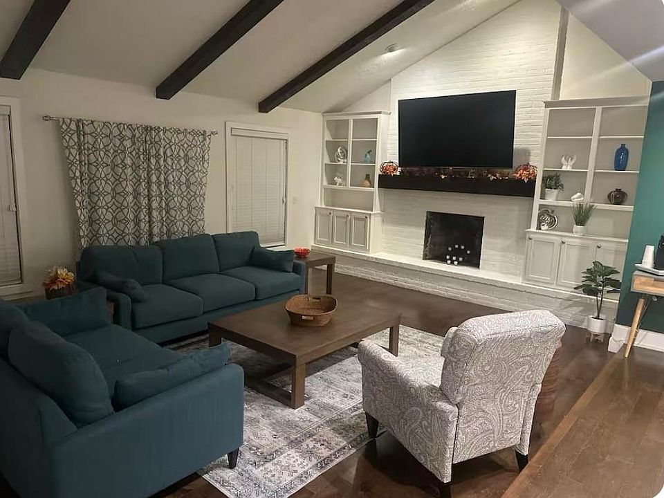2nd image of 2334 Louise Ln