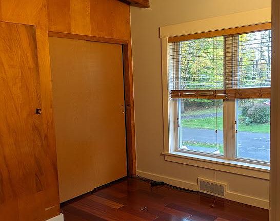 3rd image of 504 E Franklin St