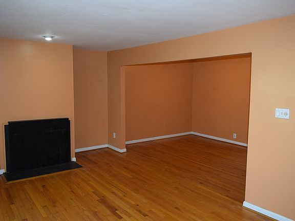 2nd image of 4 Poinsettia Ct