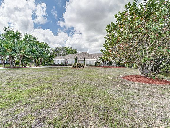 3rd image of 2902 SW Buena Vista Dr