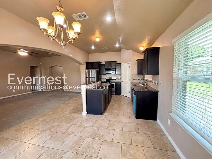 501 W Vega Ln — Photo 5