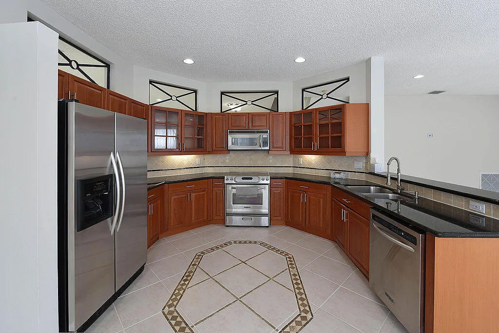 4 bed, 2.5 bath, 2644 sqft, $5,000 — Photo 2