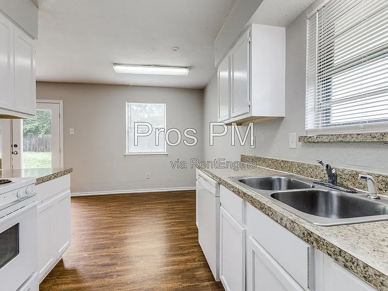 12129 Spring Branch Dr — Photo 5