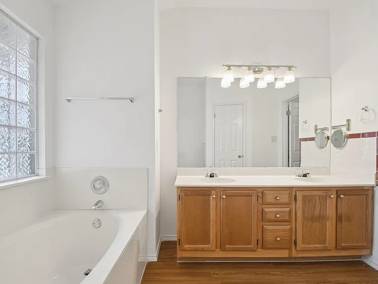 1300 Leah Ln — Photo 28