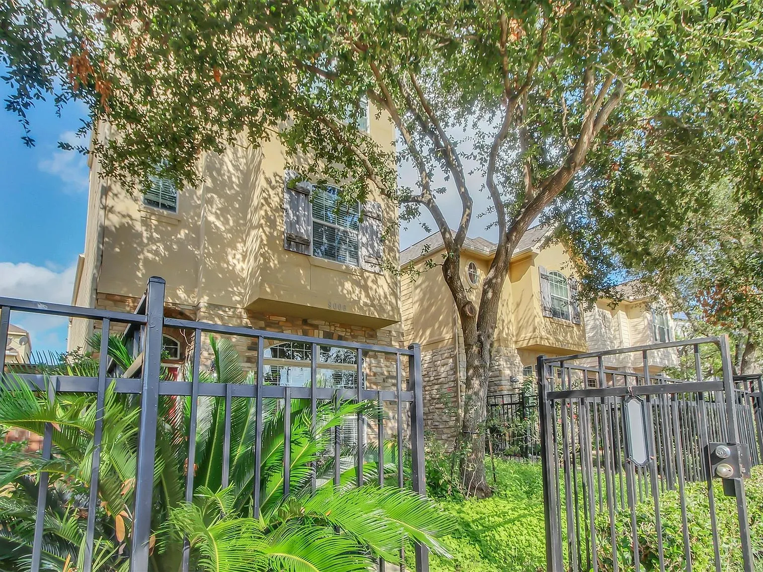 3 bed, 2.5 bath, 2328 sqft, $2,500 — Photo 4