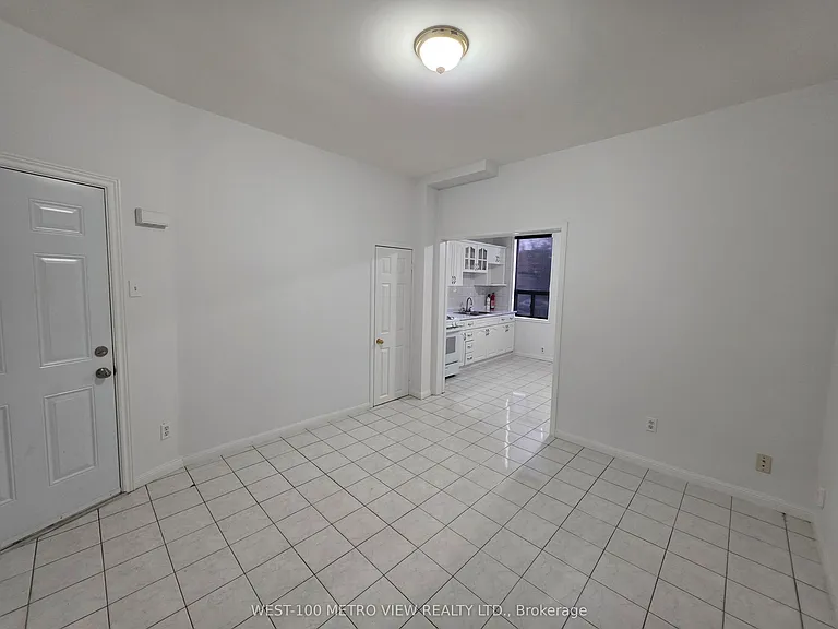 1075 Dufferin St — Photo 2