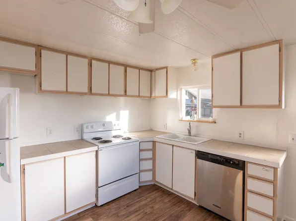 7240 Holiday Ave, Gleneden Beach, OR 97388