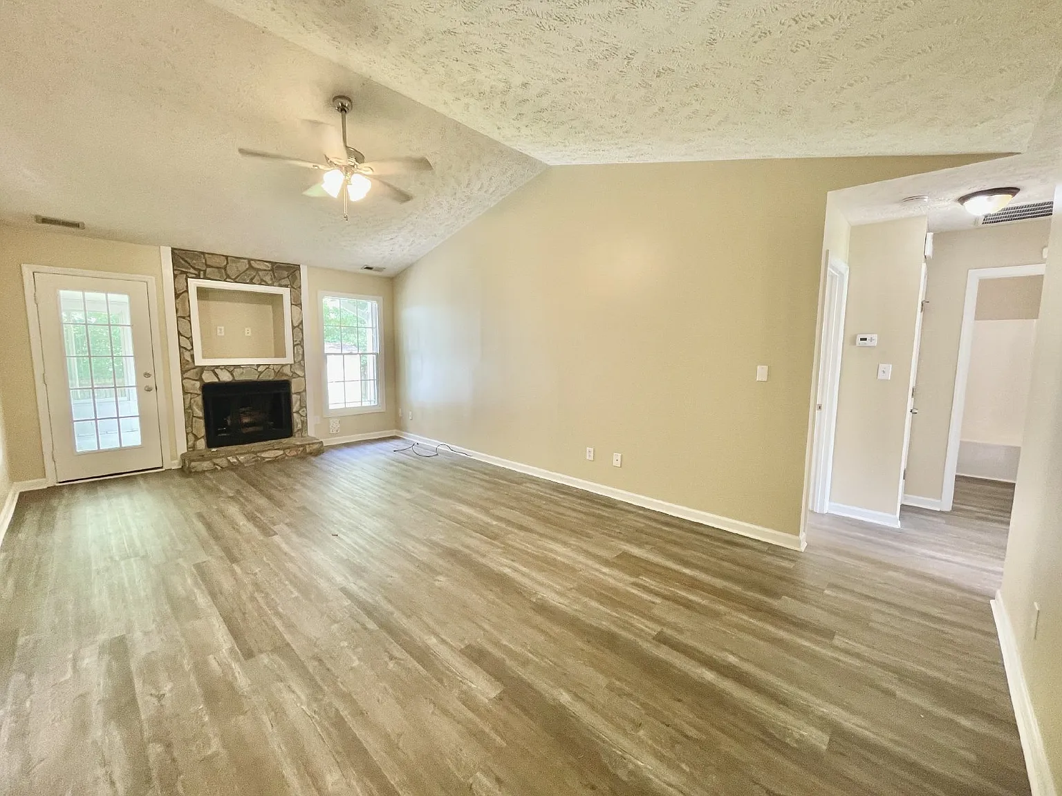 3 bed, 2.0 bath, 1400 sqft, $1,575 — Photo 2