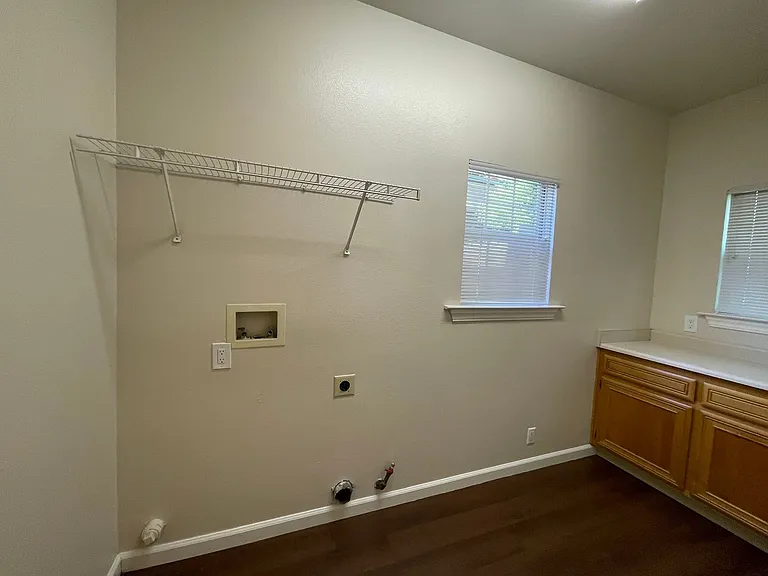 Exceptionally Spacious and Modernized 2x2 Townhouse w/Garage and Washer/Dryer Hookups! — Photo 20