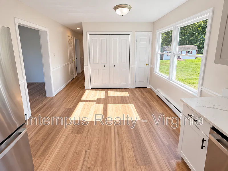 3 bed, 2.0 bath, 1200 sqft, $2,450 — Photo 4