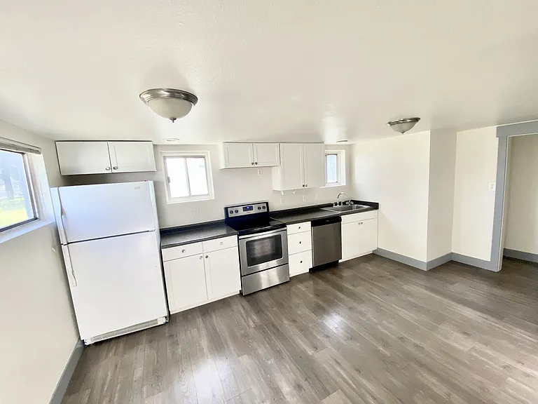 588 W Utah Ave — Photo 3