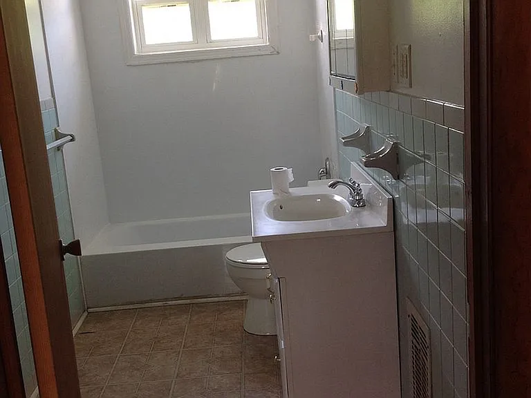 1905 Vickers Ln — Photo 7