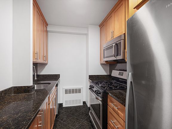 4th image of 320 E 23rd St APT 3D