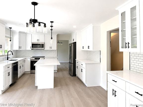2nd image of 650 Deerfield Ct