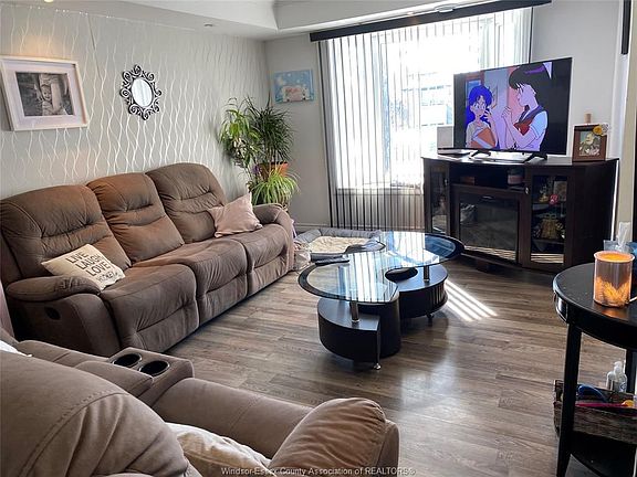 4th image of 1464 Bayswater Cres