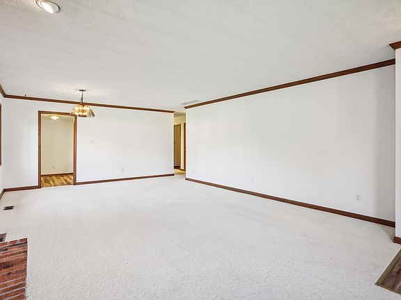 4th image of 521 Eagle Crest Dr