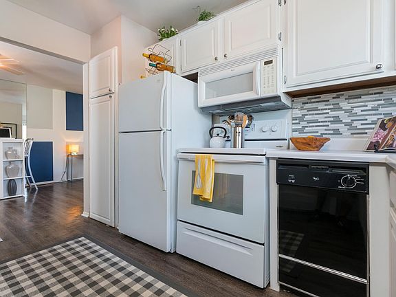 3rd image of 1715 Gardenia Ave APT 213