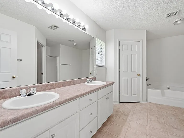2030 Hawthorne Dr — Photo 22