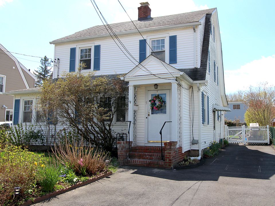 Welcome to 5 Loundsbury Avenue, conveniently located in one of Coastal Fairfield County's signature towns.