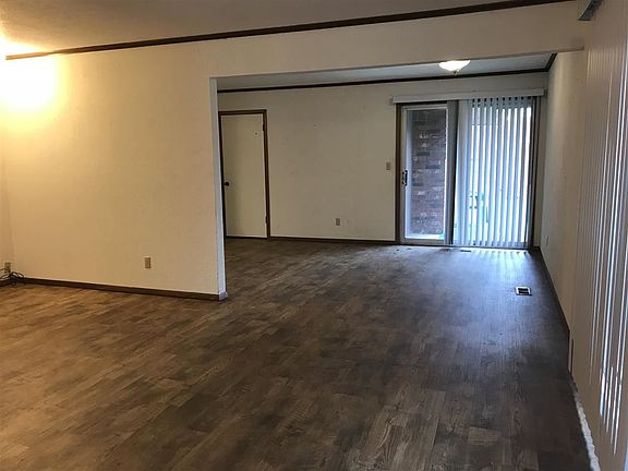 4th image of 2110 Camelot Dr