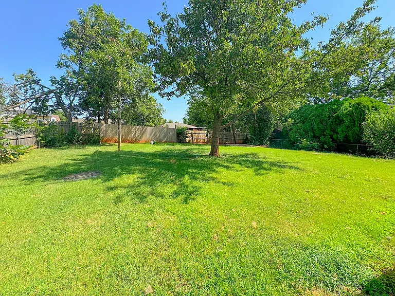 345 Travis Cir — Photo 23