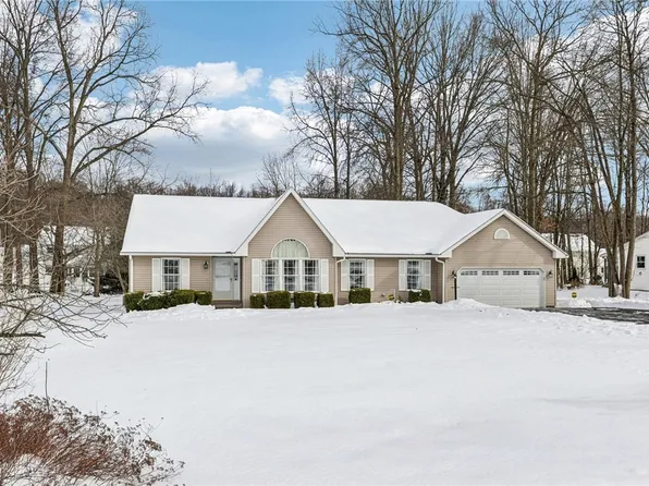 3233 Greentree Cir, New Castle, PA 16105