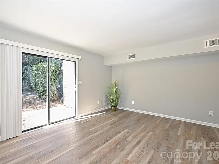 951 Hollywood St — Photo 38