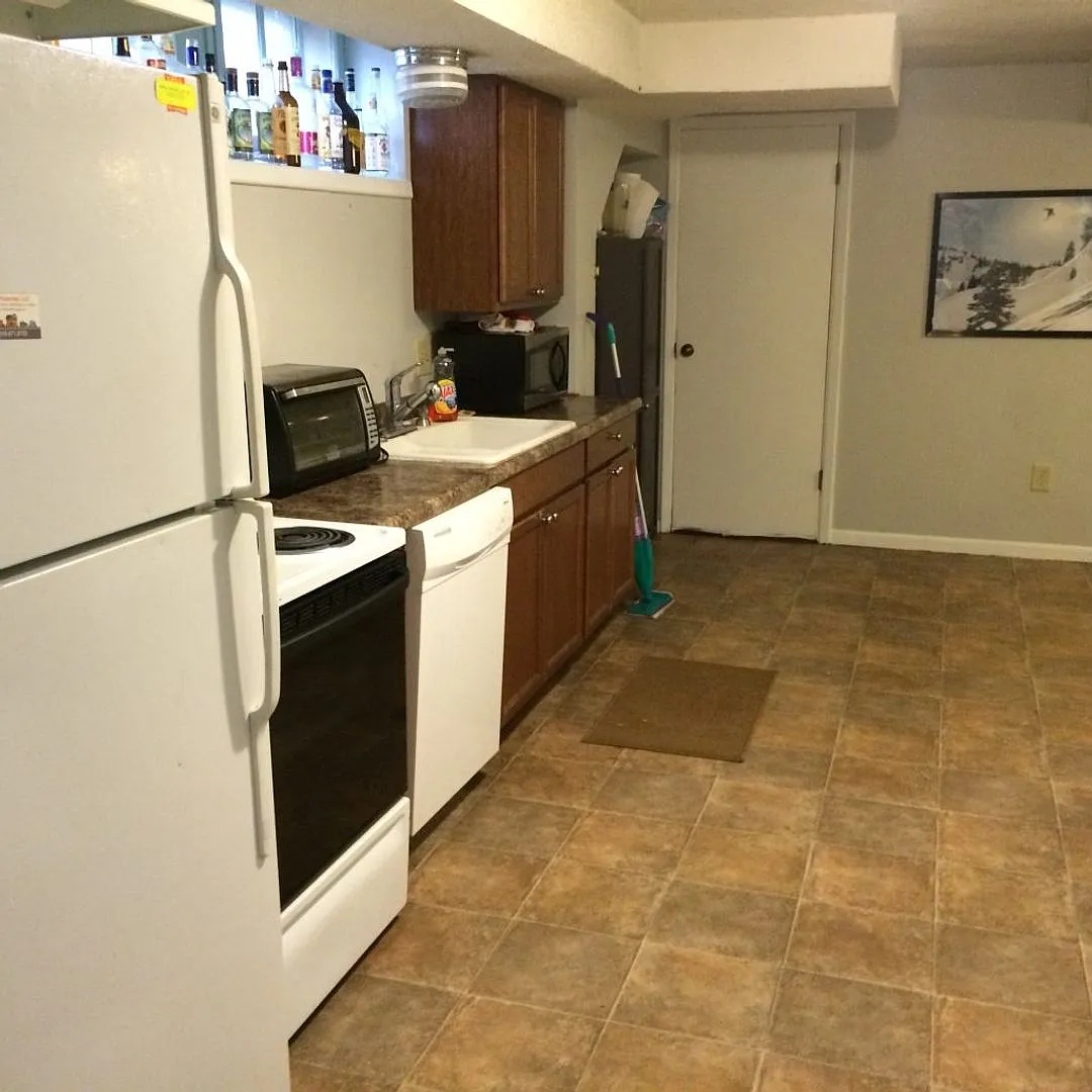 830 E College — Photo 3