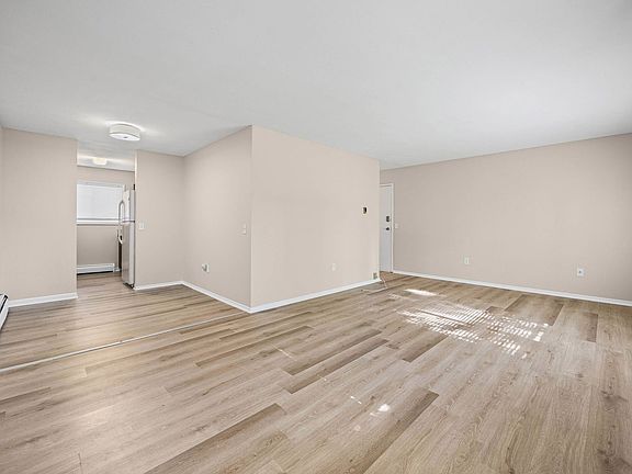 4th image of 721 Cedarwood Ter #725-B